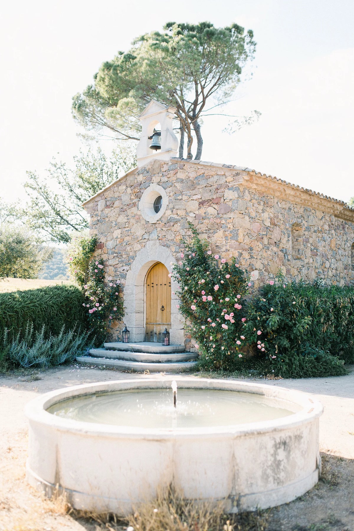 La chapelle et sa fontaine — Domaine Fontainebleau en Provence