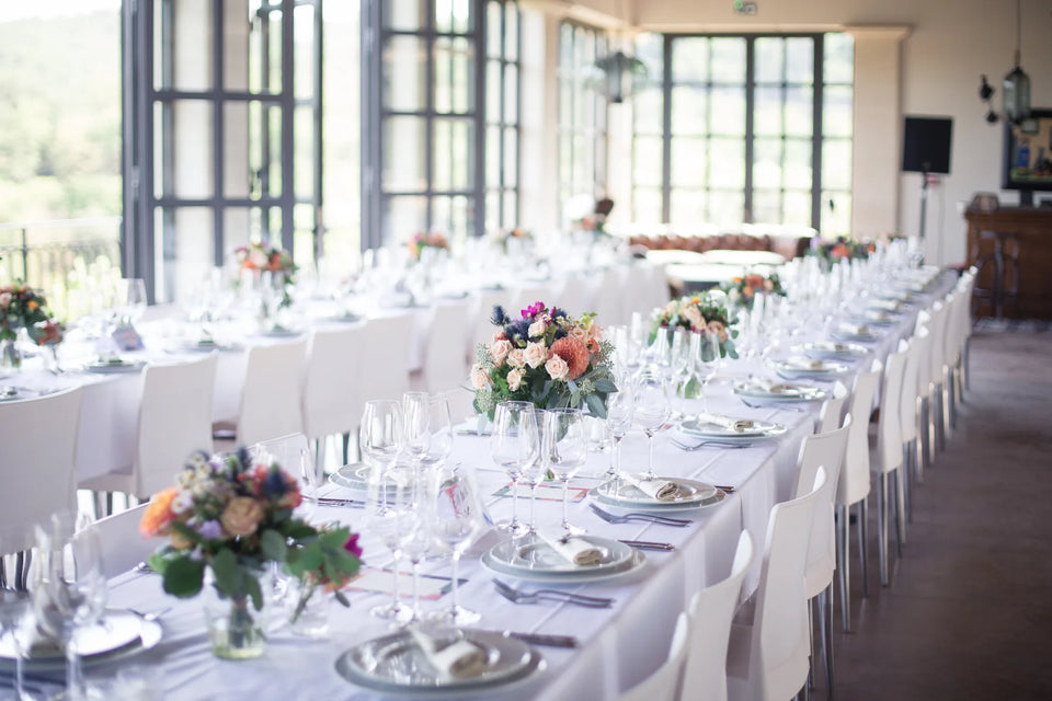 La salle de réception et ses longues tables dressées — Domaine Fontainebleau en Provence
