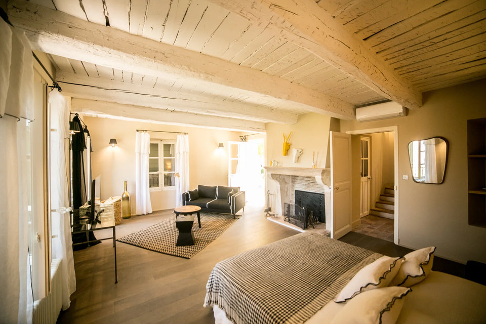 Une chambre avec cheminée au Hameau — Domaine Fontainebleau en Provence