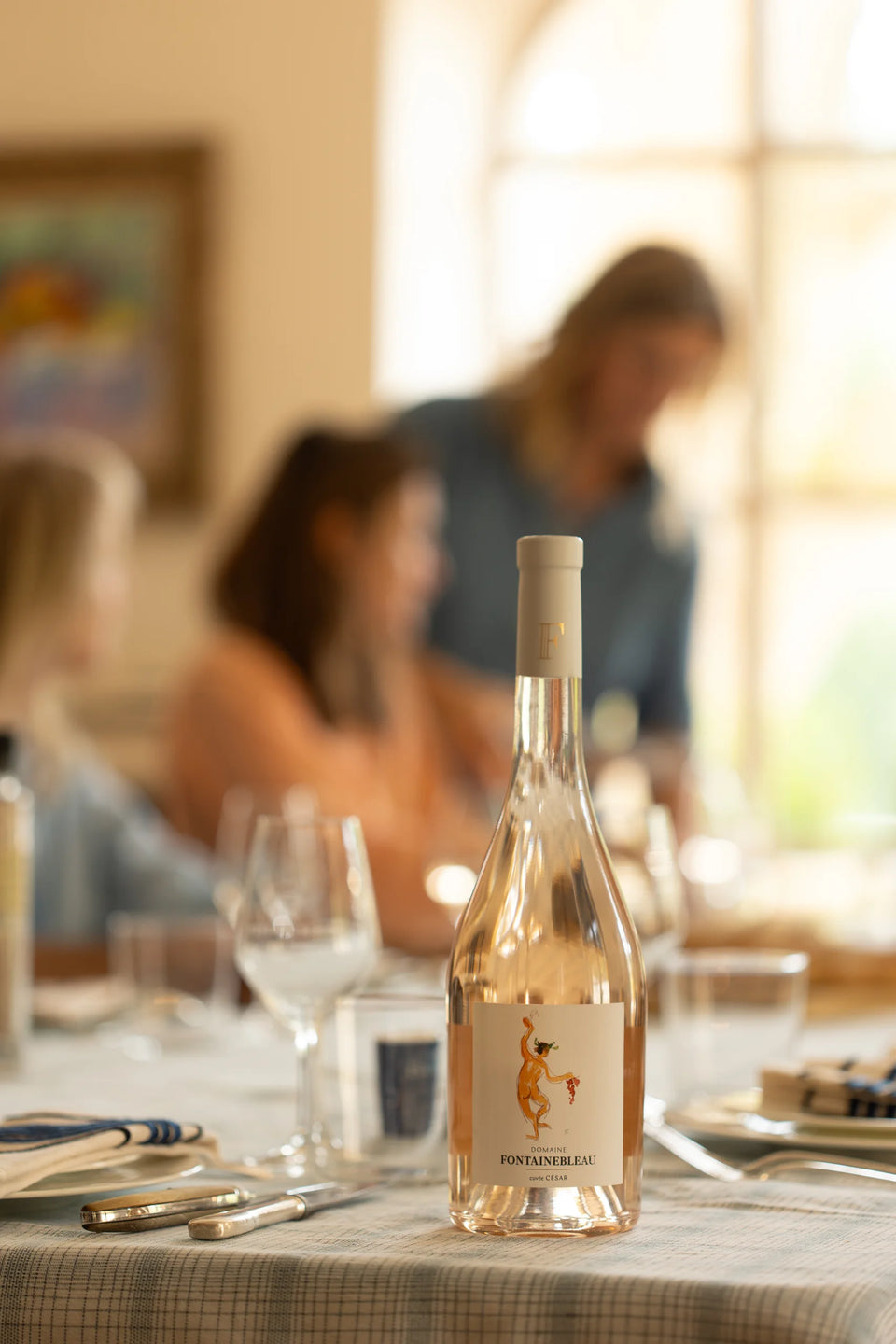 Un rosé de la collection Héritage sur une table dressée — Domaine Fontainebleau en Provence