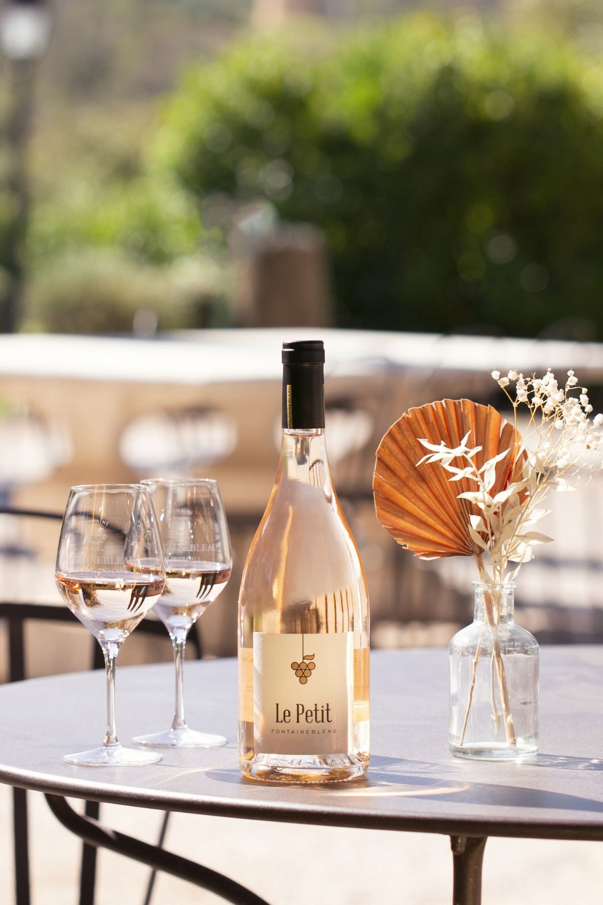Le Petit Fontainebleau rosé sur une table en terrasse, deux verres servis