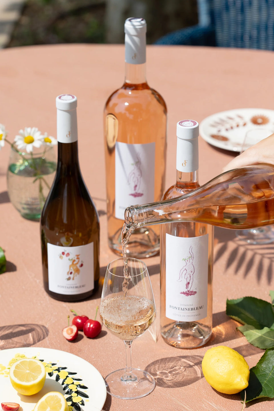 Rosé et blanc de la collection Provence sur une table d’été — Domaine Fontainebleau en Provence