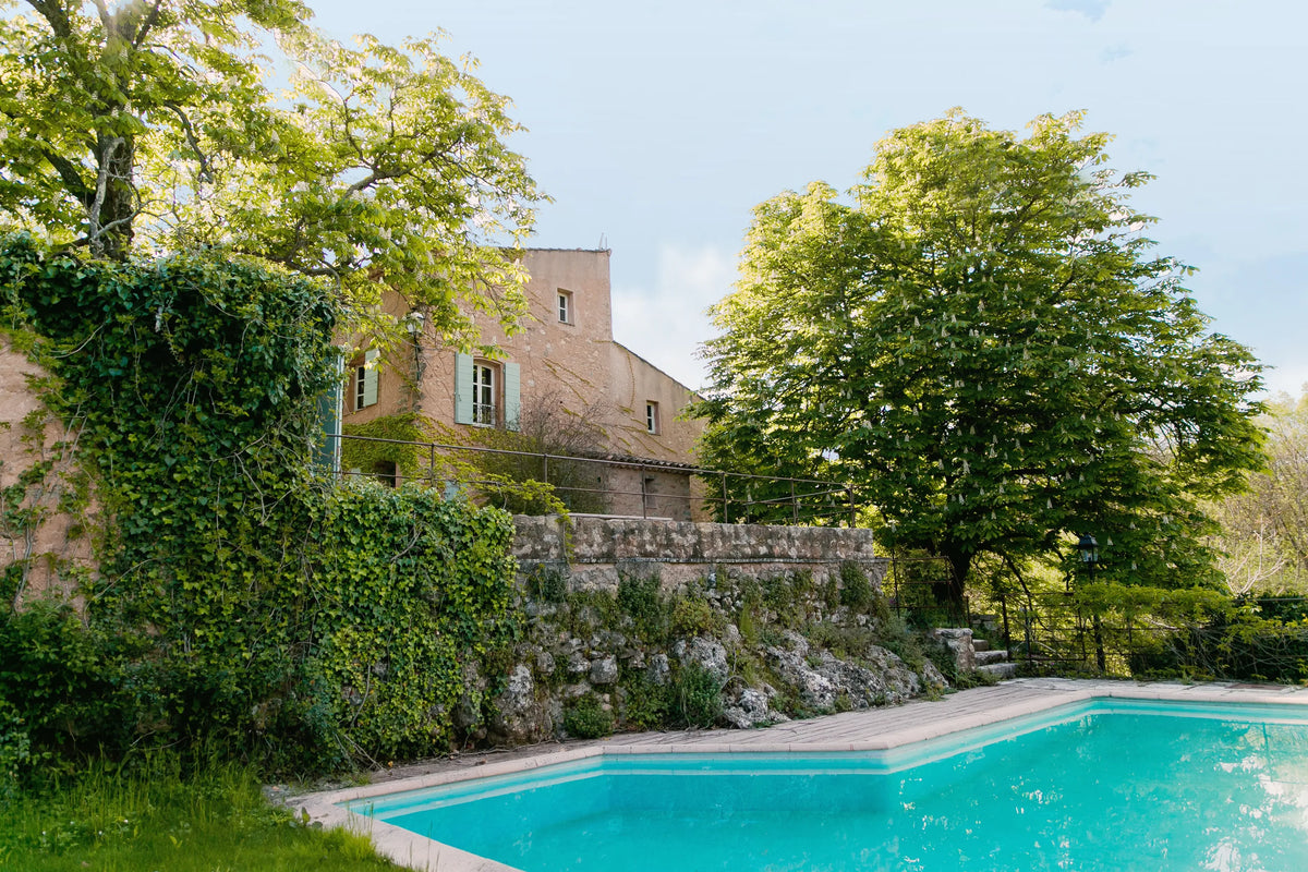 La piscine en contrebas de la bastide Terrubi — Domaine Fontainebleau en Provence