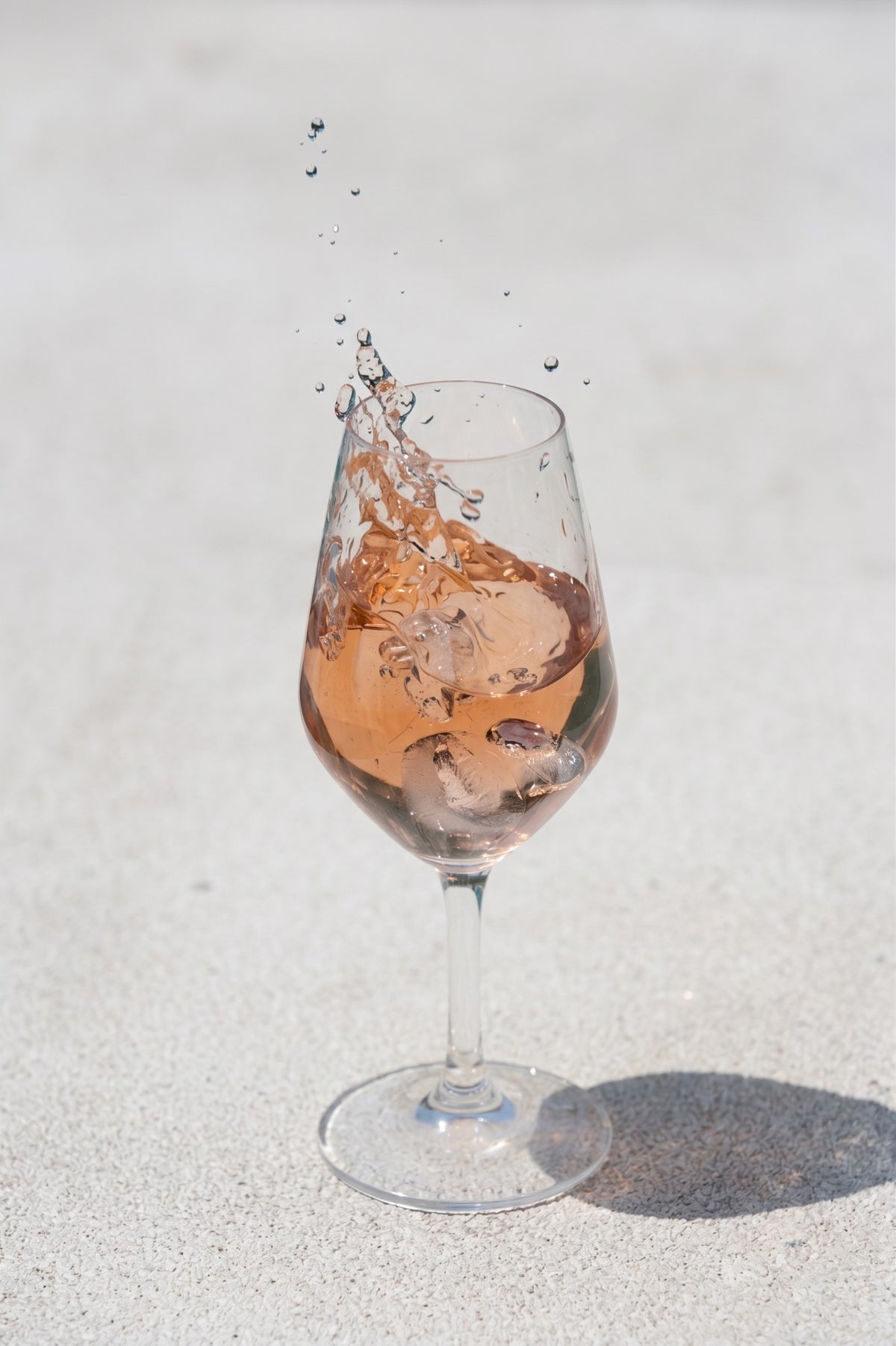 Verre de rosé du Domaine Fontainebleau en plein soleil