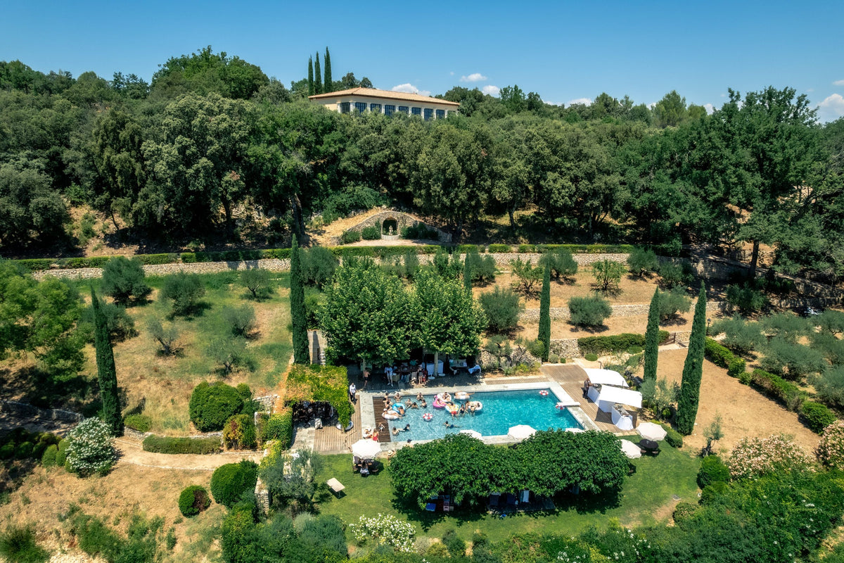 La bastide et sa piscine au milieu des jardins, vues du ciel