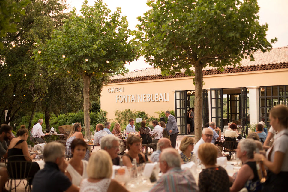 Tablée en terrasse devant le caveau du Domaine Fontainebleau en Provence