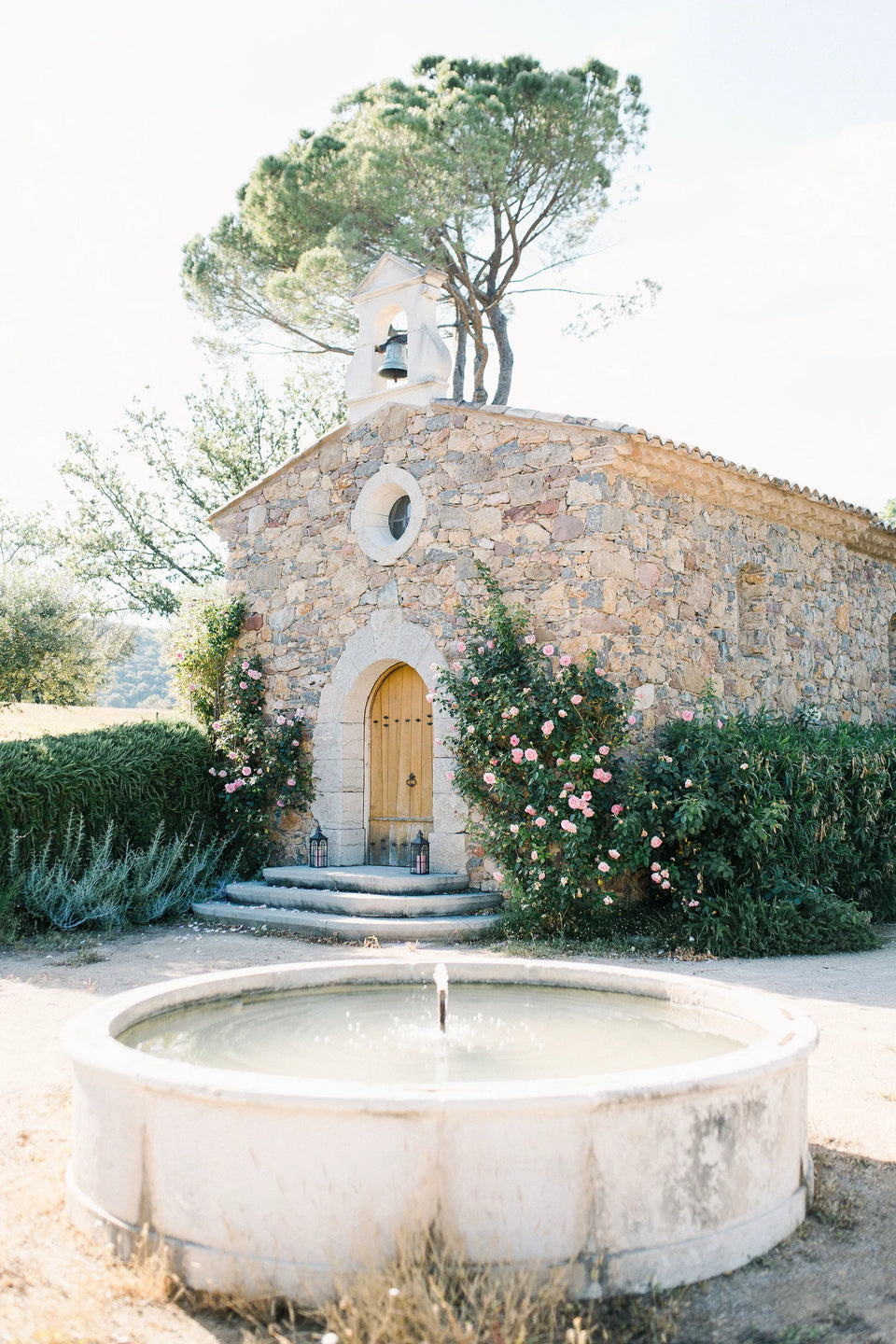 La chapelle et sa fontaine — Domaine Fontainebleau en Provence
