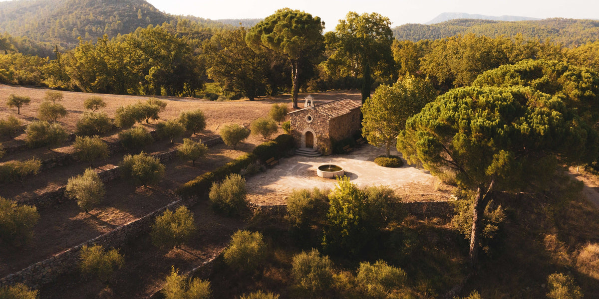 Vue aérienne du Domaine Fontainebleau au cœur de son vallon, en Provence Verte