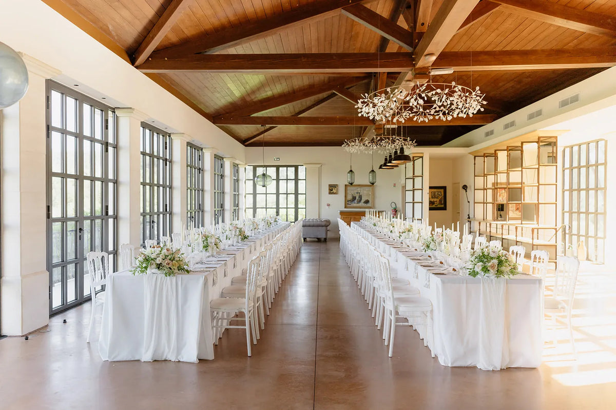 Le caveau panoramique dressé pour un dîner de mariage