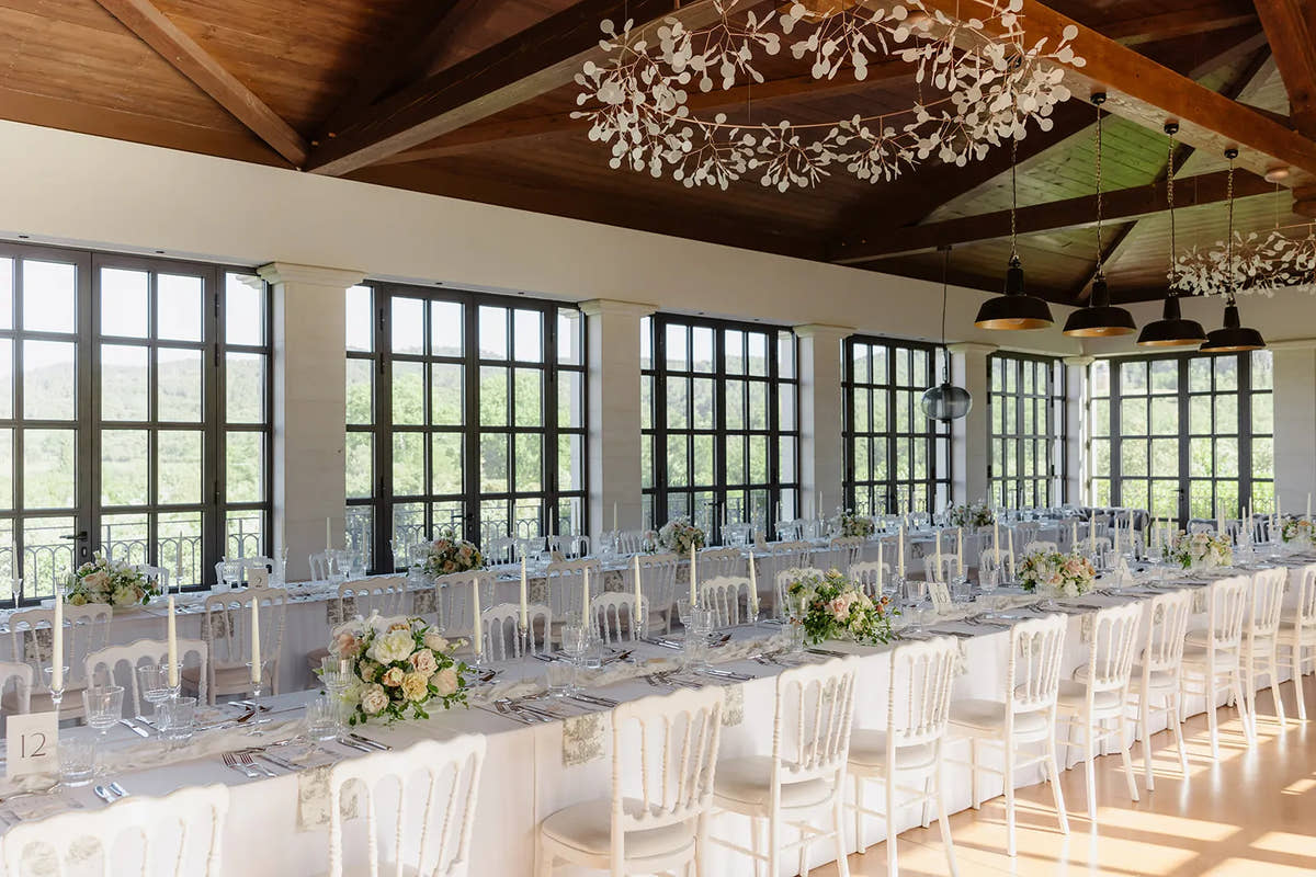 La salle du caveau dressée pour un mariage