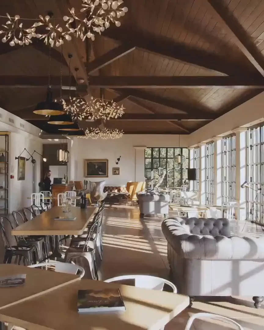 The panoramic tasting cellar, its tables and sofas facing the bay windows