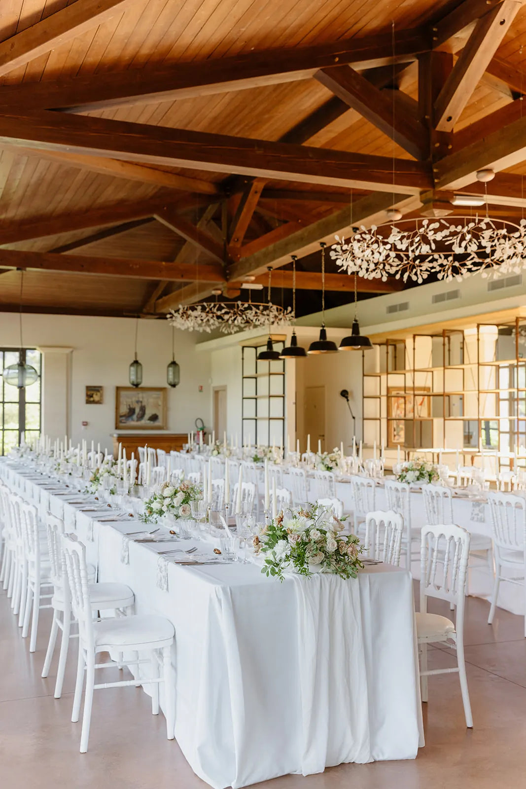 Les tables du caveau dressées en blanc