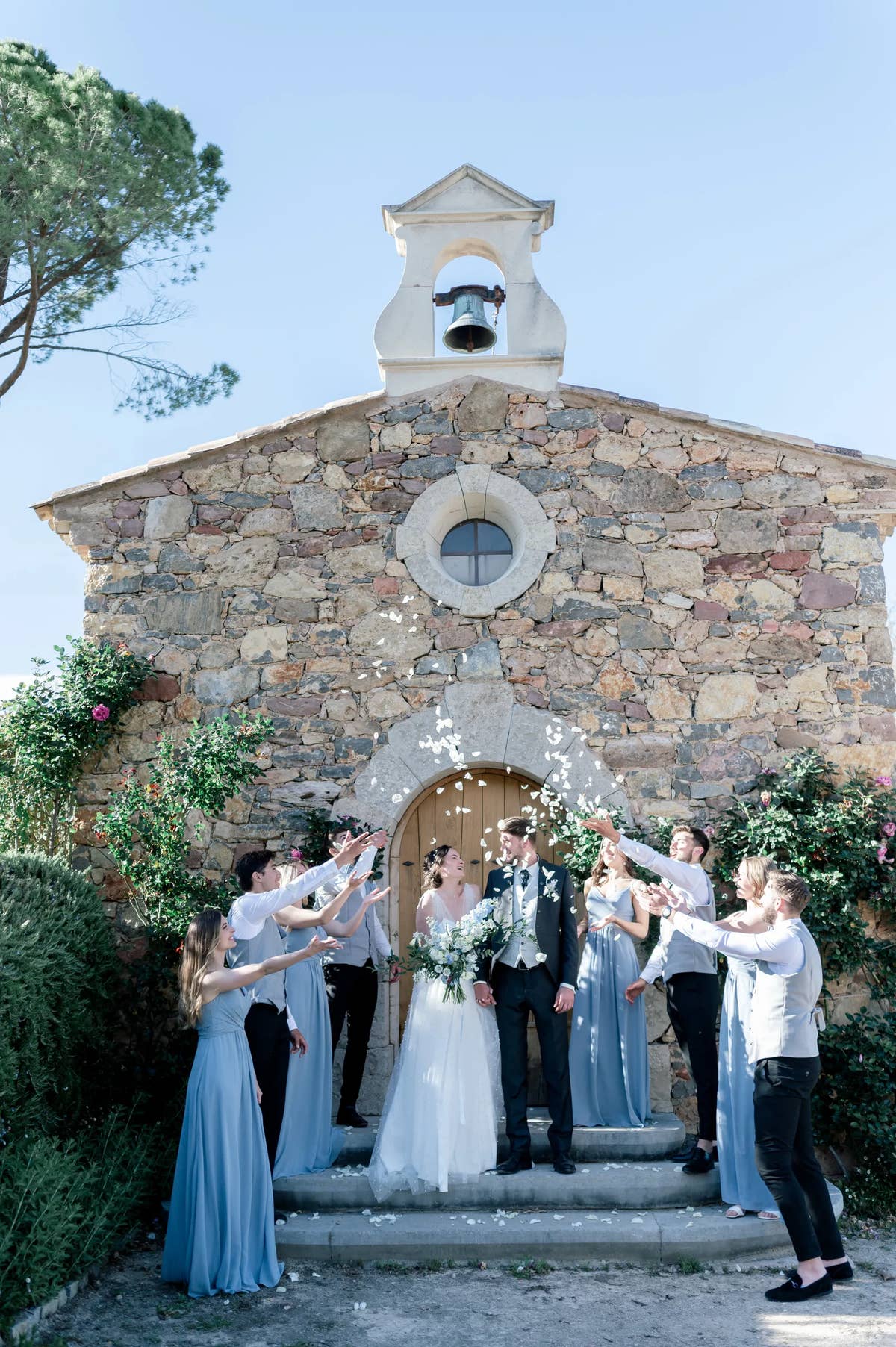 Un cortège de mariage devant la chapelle — Domaine Fontainebleau en Provence