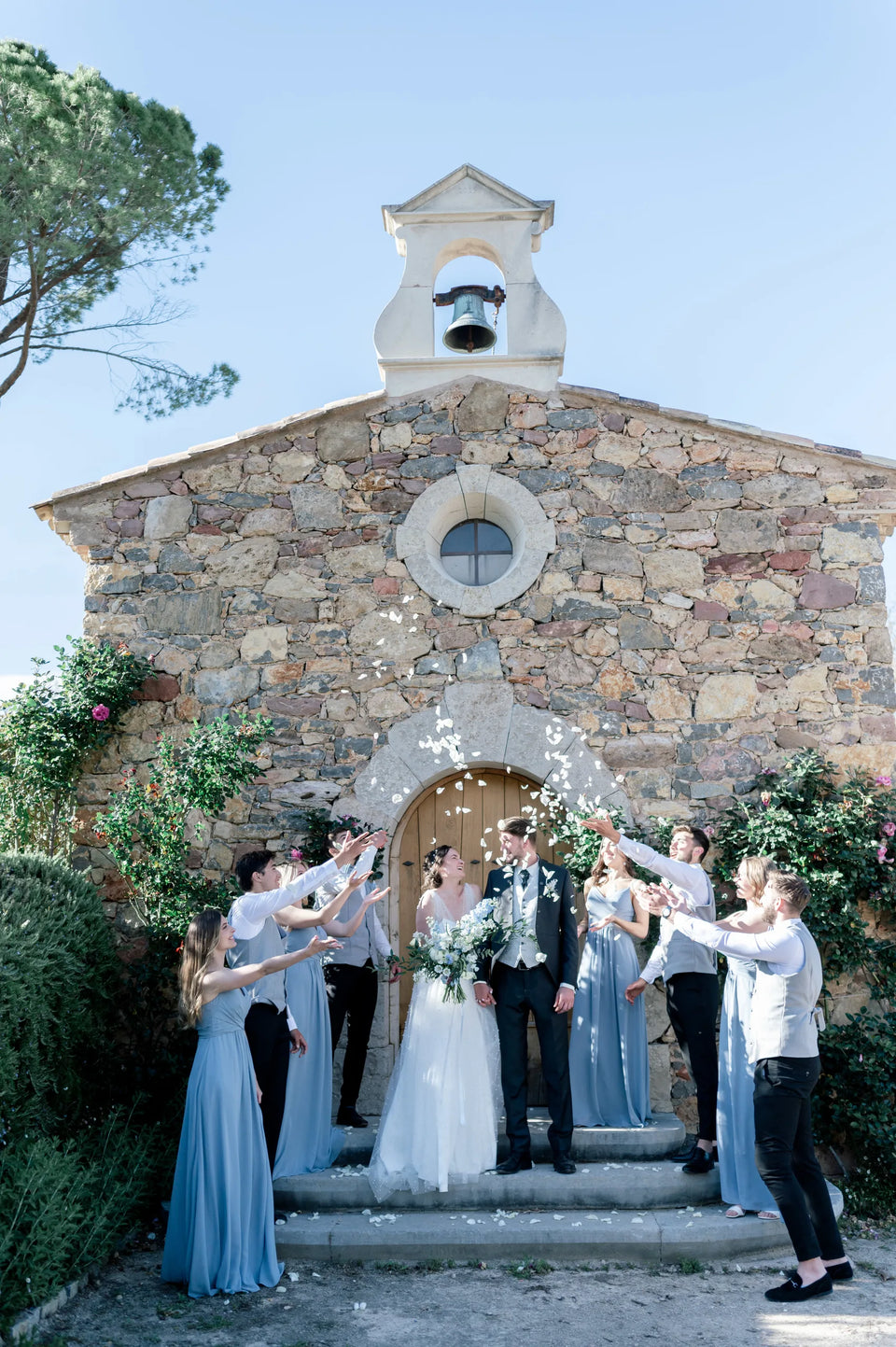 Un cortège de mariage devant la chapelle — Domaine Fontainebleau en Provence