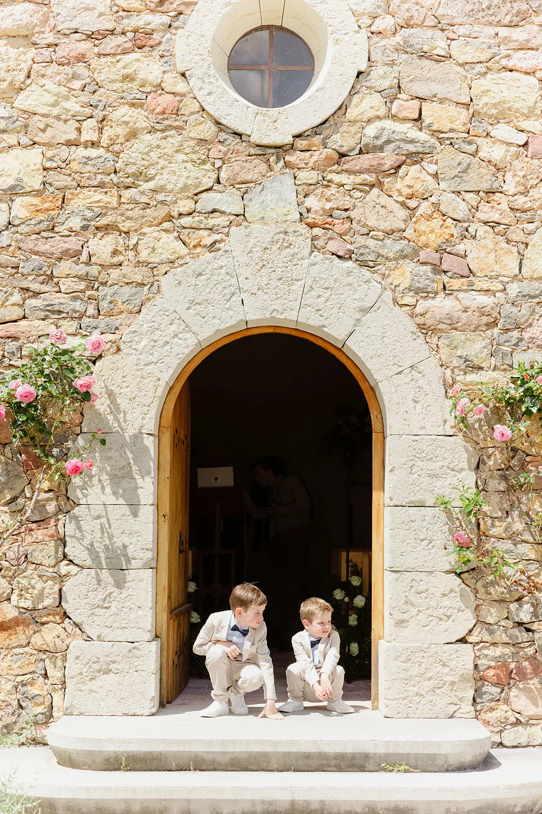Deux enfants sur le seuil de la chapelle — Domaine Fontainebleau en Provence
