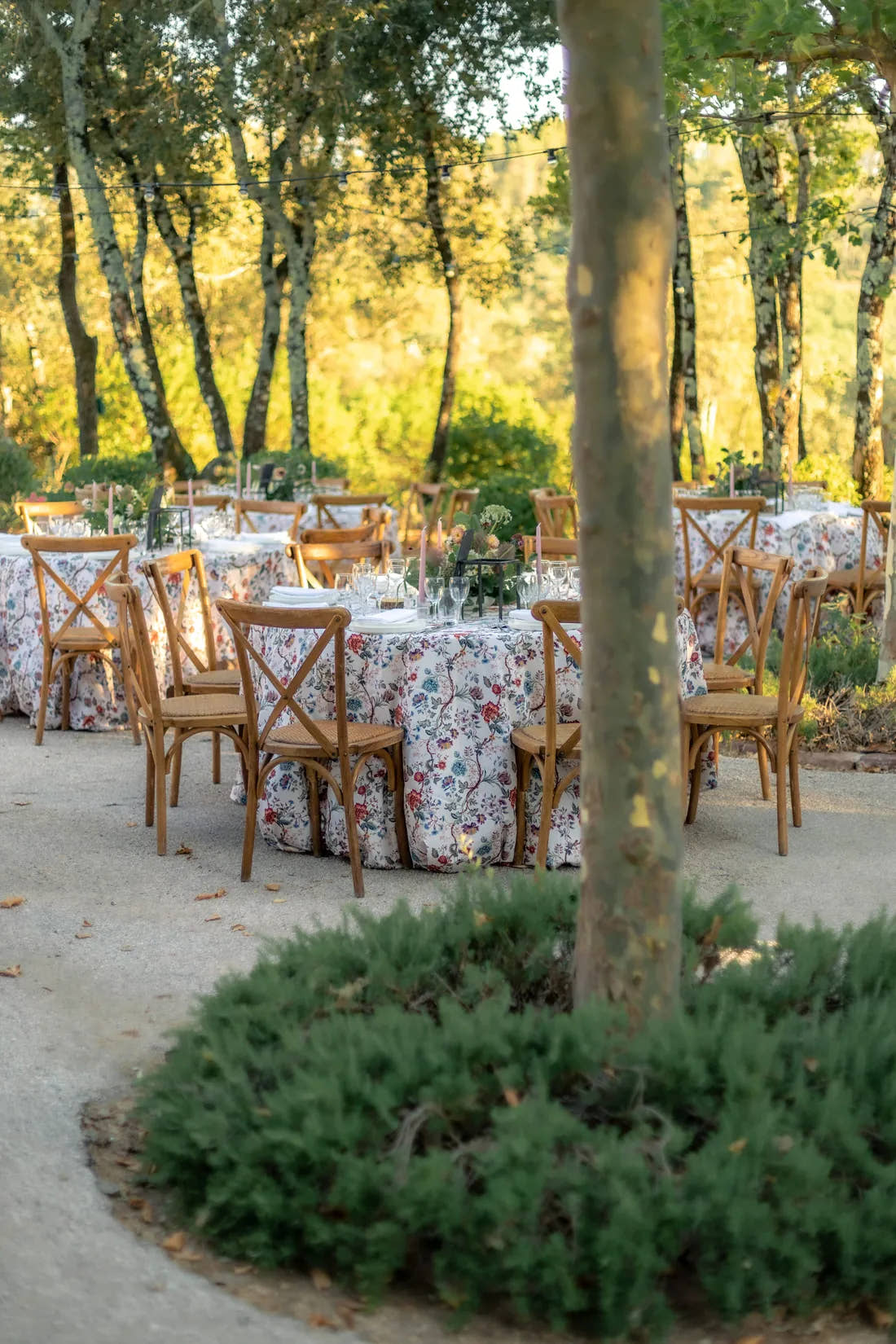 Tables dressées sur la place du village du domaine