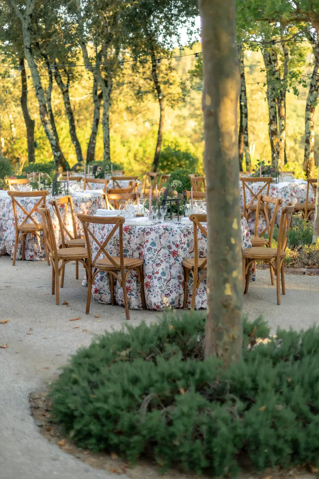 Tables dressées sur la place du village du domaine