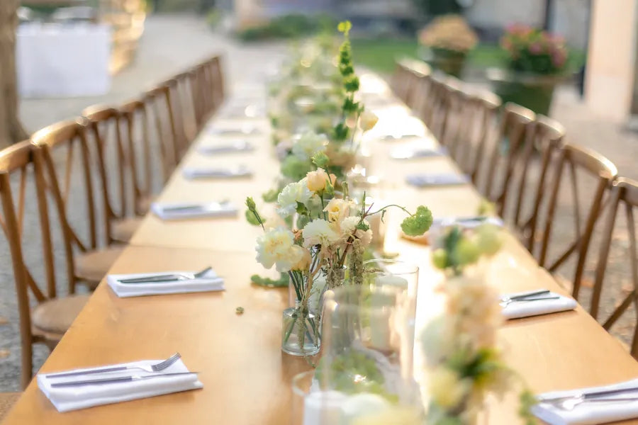 Bouquets blancs sur une table de fête