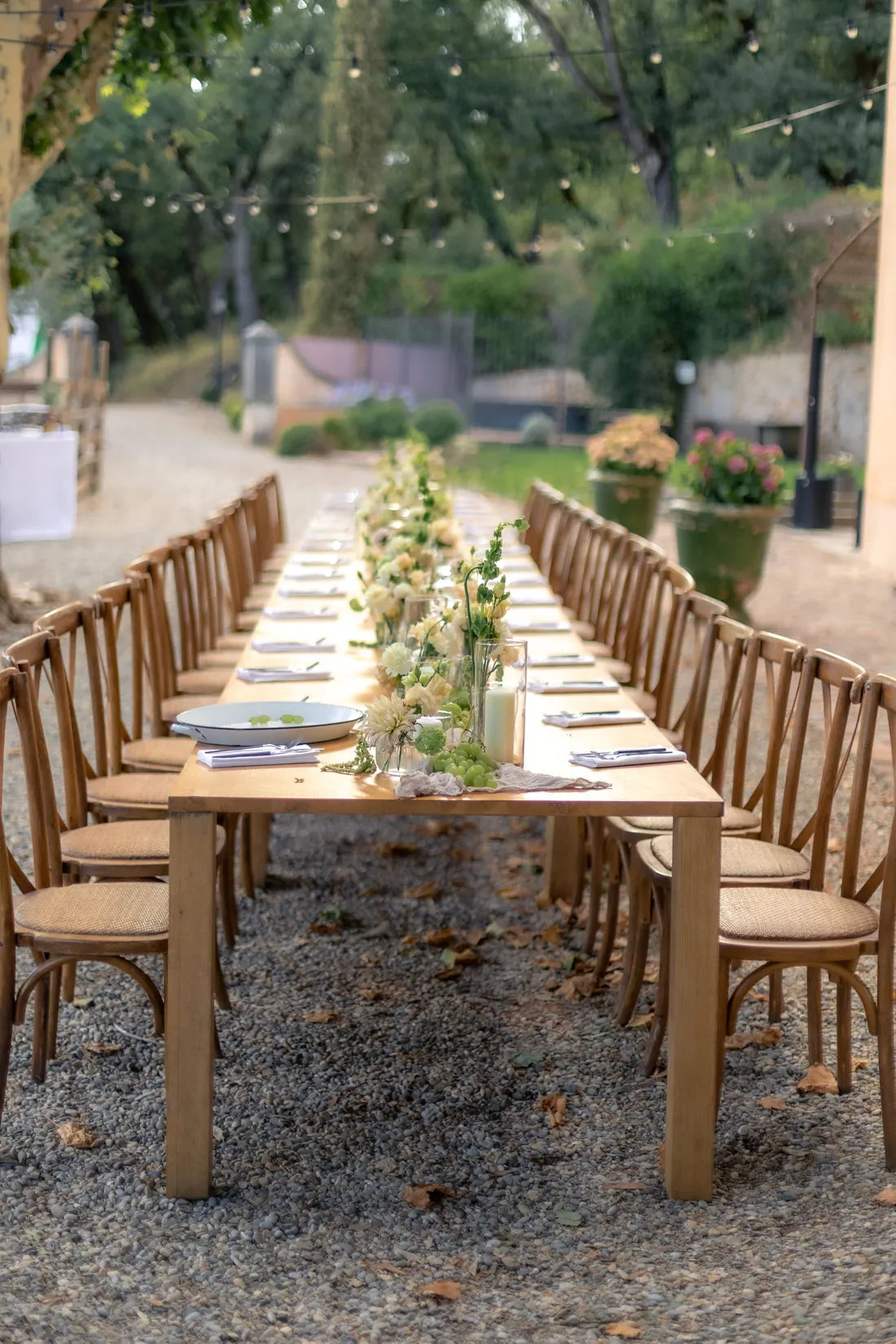 Une longue tablée dressée pour le dîner