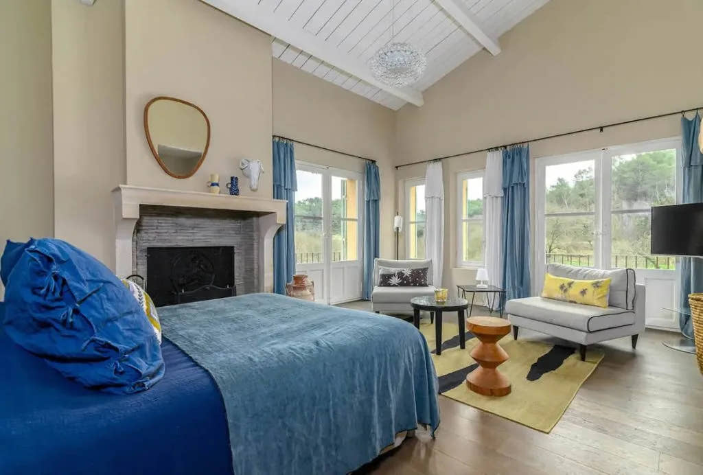 The blue bedroom at Le Hameau — Domaine Fontainebleau en Provence
