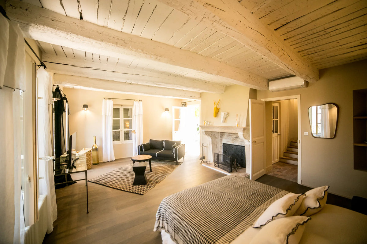 Une chambre avec cheminée au Hameau — Domaine Fontainebleau en Provence