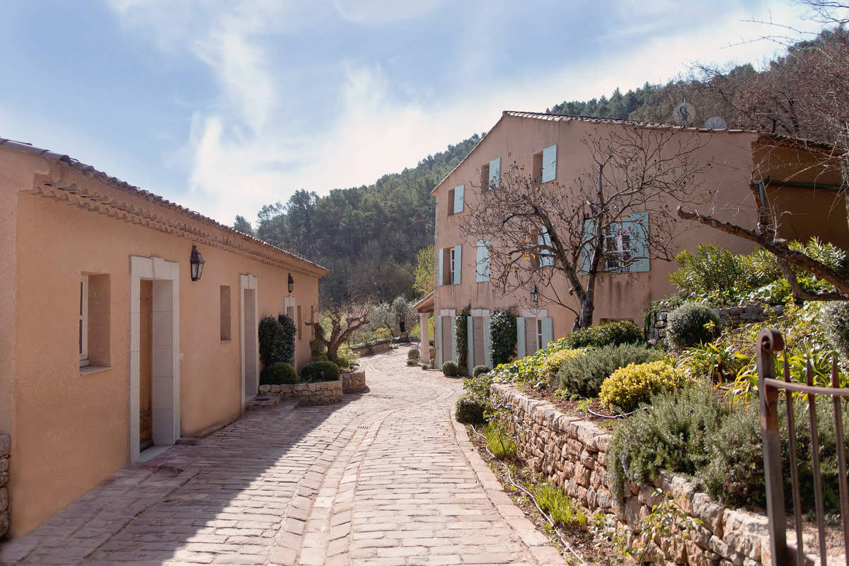 The houses and paved lane of Le Hameau — Domaine Fontainebleau en Provence