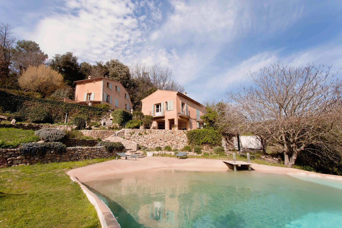The natural pool at Le Hameau, with the houses above — Domaine Fontainebleau en Provence