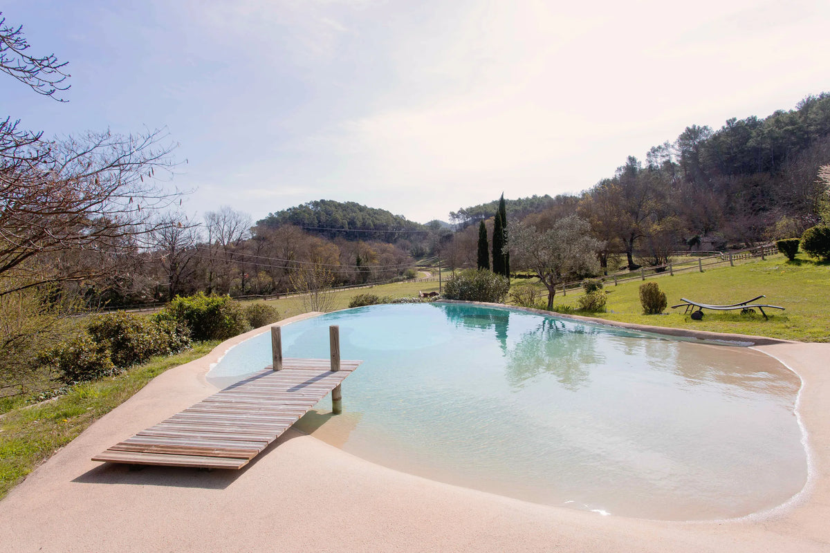 La piscine naturelle et son ponton en bois au Hameau — Domaine Fontainebleau en Provence