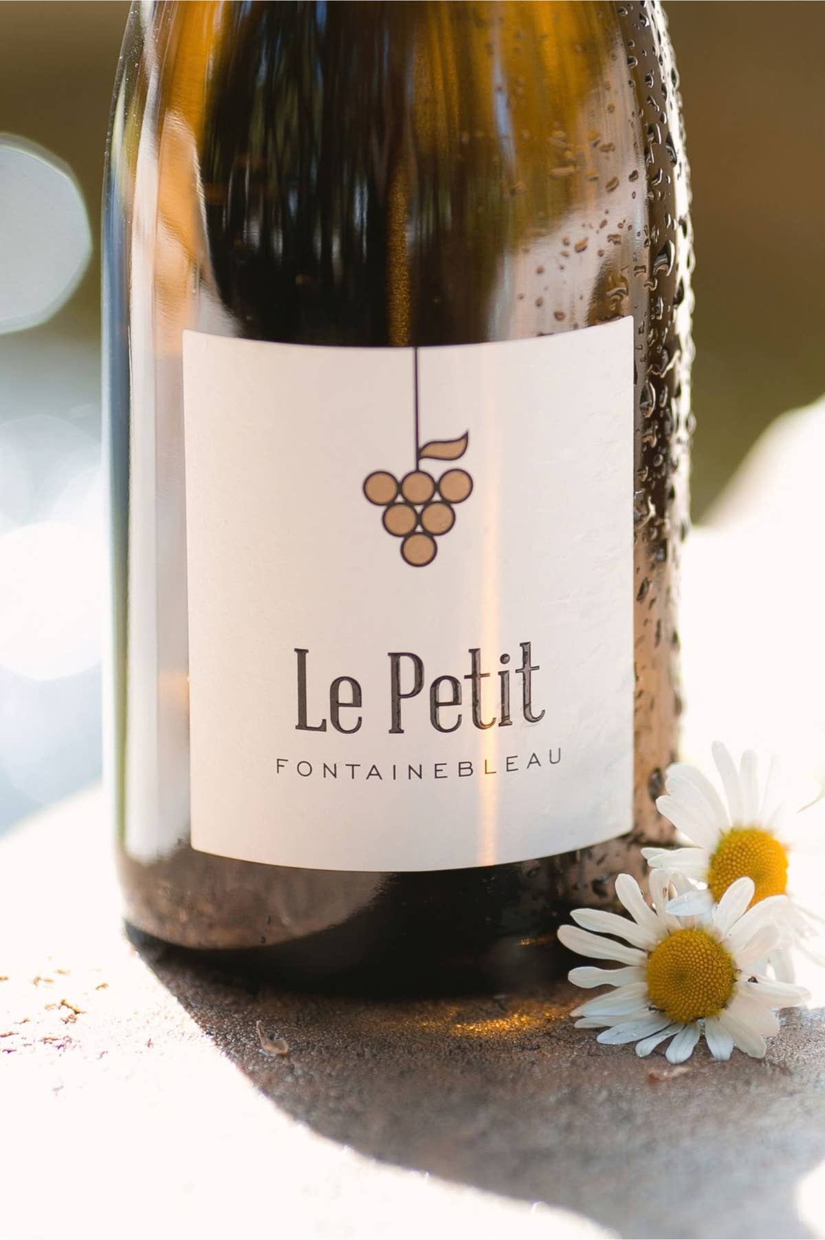 The Le Petit Fontainebleau label up close, with daisies