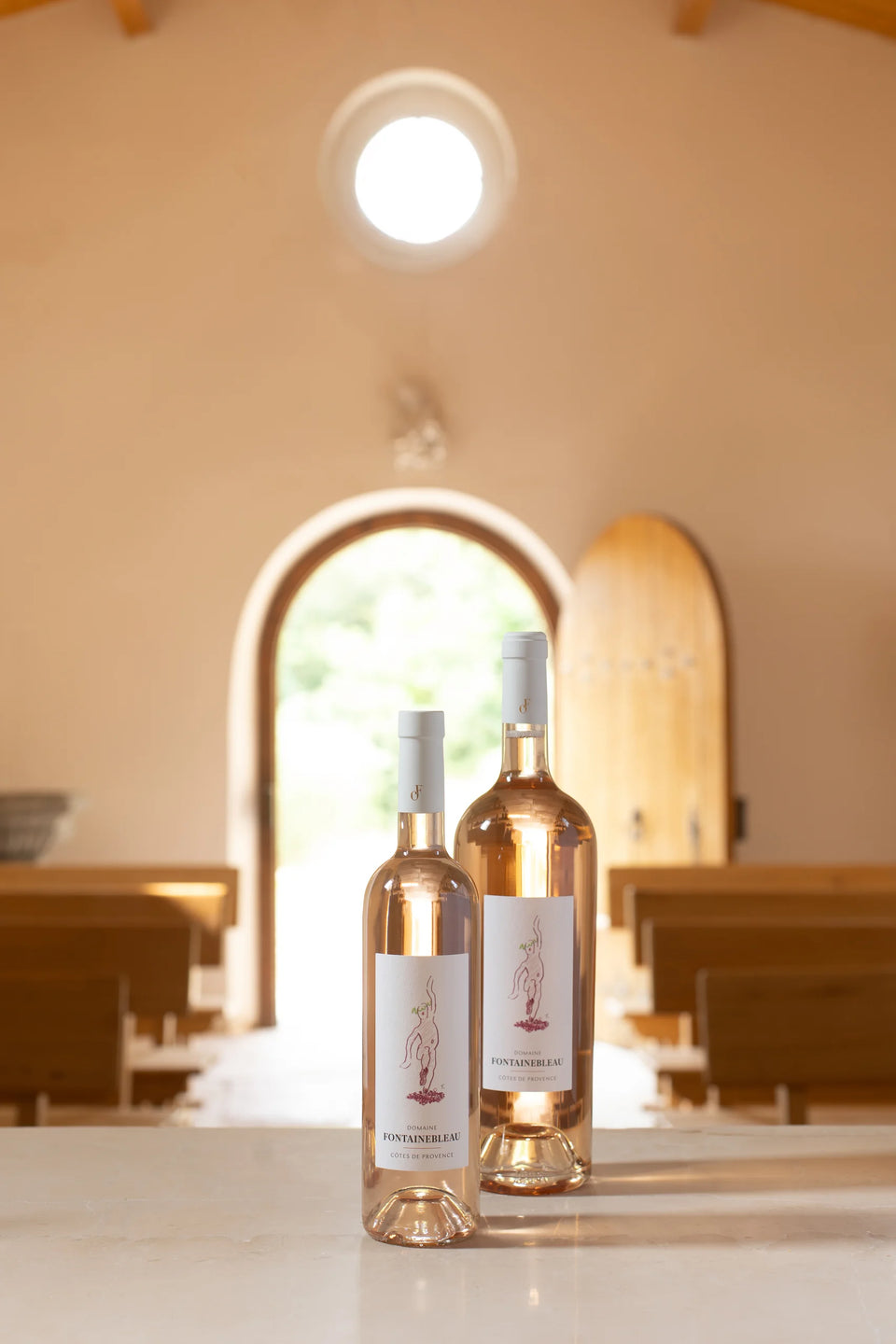 Bouteilles de la collection Provence dans la chapelle — Domaine Fontainebleau en Provence