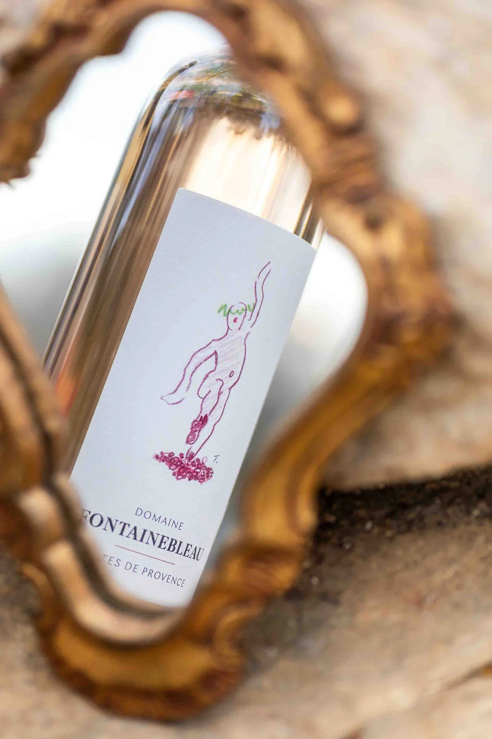 Une bouteille de la collection Provence dans un miroir doré — Domaine Fontainebleau en Provence
