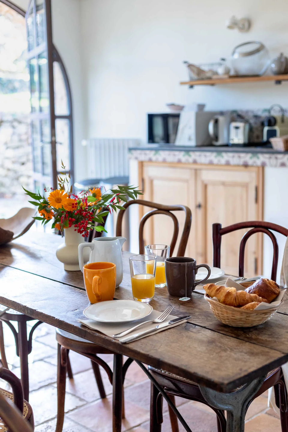Table du petit-déjeuner à Terrubi — Domaine Fontainebleau en Provence